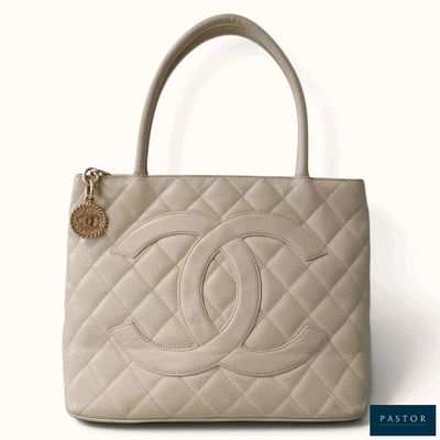 un gros plan d'un sac Chanel sur fond blanc
