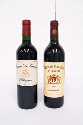 deux bouteilles de vin posées l'une à côté de l'autre sur une table