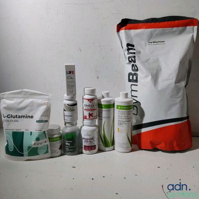 un sachet de vitamines et un sachet de comprimés posés sur une table