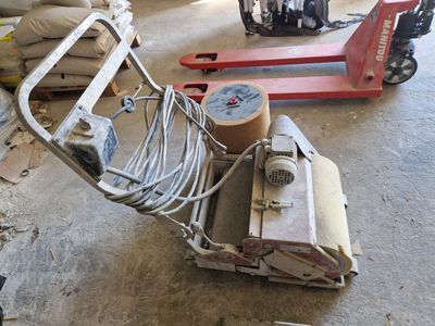 un chariot qui traîne dans le garage, chargé de toutes sortes d'objets
