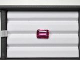 une tourmaline rose dans un écrin noir posé sur un fond blanc