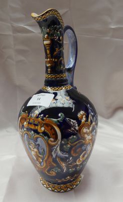 un vase bleu et or posé sur une surface blanche