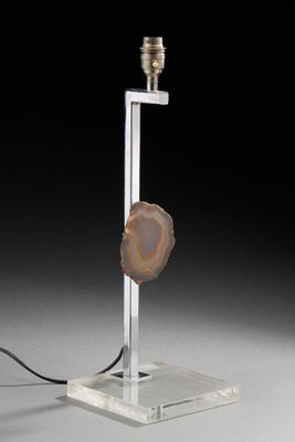 une photo d'une lampe de table sur laquelle repose une tranche d'agate