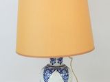 une lampe bleue et blanche avec un abat-jour jaune