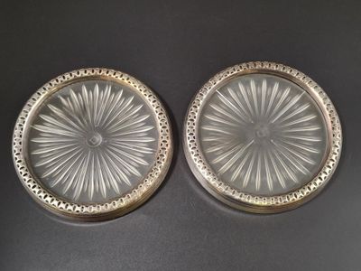 Deux dessous de bouteille en verre à monture de métal argent…