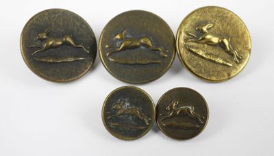 quatre boutons en bronze ornés d'un chien et d'un oiseau
