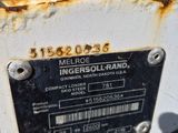 un gros plan d'une plaque métallique rouillée à l'arrière d'un camion