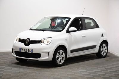 la photo d'une petite voiture blanche garée dans une pièce