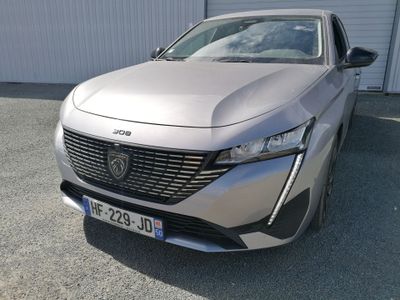 l'avant d'une voiture argentée garée devant un immeuble