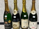 trois bouteilles de vin sont alignées sur un comptoir