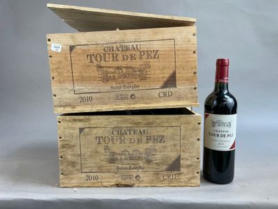 deux caisses en bois contenant chacune une bouteille de vin