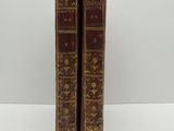 une paire de livres anciens sur fond blanc