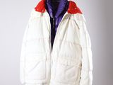 une image représentant une veste blanche avec un col rouge et bleu