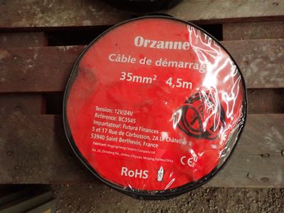 un câble rouge posé sur une palette en bois
