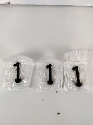 trois sacs en plastique portant des numéros, posés sur une table