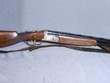 un vieux fusil de chasse dans un étui en cuir, sur fond blanc
