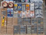 une palette remplie d'articles variés