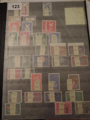 une photo d'un classeur recouvert de nombreux timbres