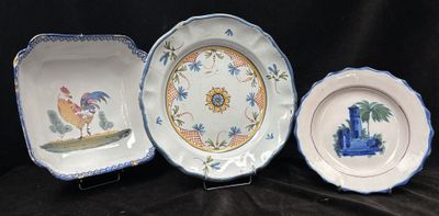Faïences diverses, dont Charolles ; un plat creux, deux assi…