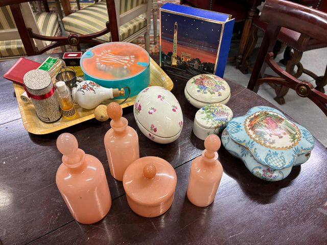 Trois flacons et un poudrier en verre opalin rose, quatre bonbonn