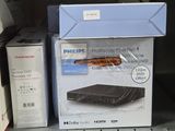 une boîte contenant des appareils électroniques posée sur une étagère dans un magasin