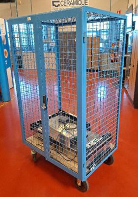 une cage bleue contenant un ordinateur