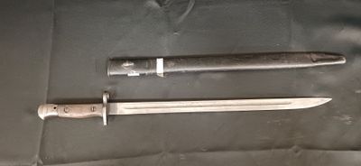 un couteau et un porte-couteau sur une table