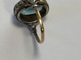 l'image d'une bague en or contenant une pierre bleue