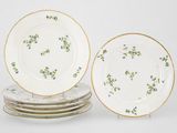 plusieurs assiettes sont empilées sur une surface blanche