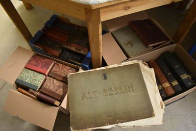 une boîte pleine de livres posée sur le sol