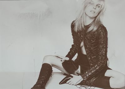 une photo en noir et blanc d'une femme assise par terre