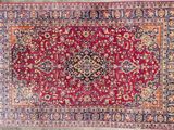 un tapis rouge et bleu à motifs de médaillons