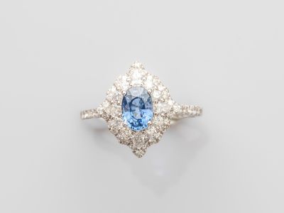une bague sertie de saphirs bleus et blancs et de diamants