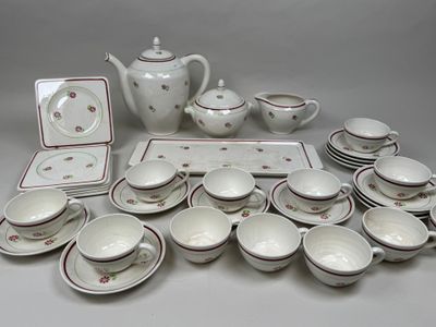 beaucoup de vaisselle et de tasses blanches sur la table