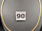 une photo d'une vitrine contenant un collier et un chapeau