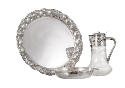 un plateau en argent avec un pichet en argent et un miroir