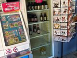 un présentoir de bouteilles de bière et d'autres boissons dans un magasin