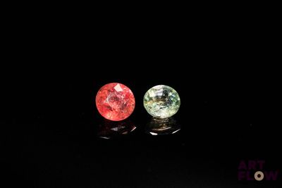 deux pierres précieuses de couleurs différentes posées l'une sur l'autre dans l'obscurité