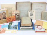 plusieurs livres sont empilés sur une table