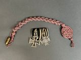 une ceinture ornée d'un insigne, posée sur une surface grise