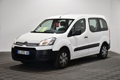 la camionnette blanche est garée dans une pièce au sol en damier