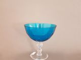 un saladier en verre bleu posé sur une table