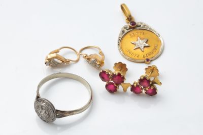 deux bagues, un pendentif et une bague ornée d'une étoile