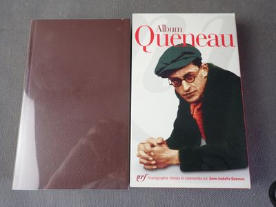 un livre sur lequel figure la photo d'un homme portant un chapeau