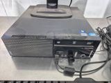 un ordinateur de bureau posé sur une table avec un clavier et une souris