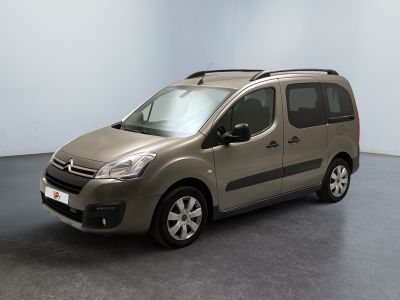 La petite camionnette est garée dans la pièce vide de l'immeuble