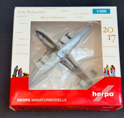 une boîte contenant une maquette d'avion