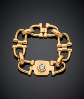 un gros plan d'un bracelet en or orné d'un diamant