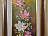 tableau représentant des fleurs roses et blanches, dans un cadre doré, accroché au mur