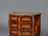 une ancienne commode en bois avec un plateau en marbre